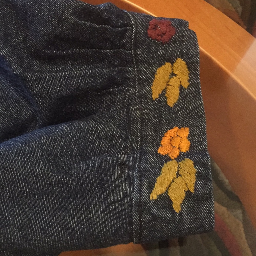🌺 Beautiful embroidered denim baby doll top - Picture 6 of 8